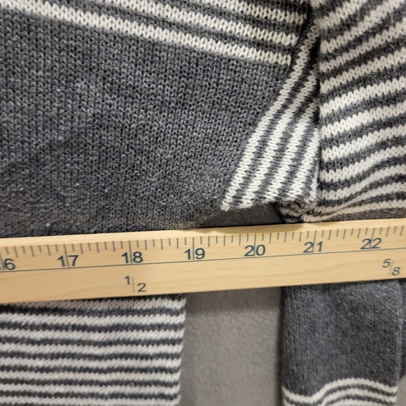Old Navy‎ V Neck Sweater Women's Size Medium Warm Cozy Comfy Casual Stripped - Picture 4 of 5
